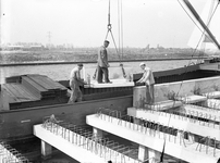 44441 Afbeelding van het stellen van de randbalkstukken op de in aanleg zijnde loswal langs de Noordelijke Insteekhaven ...